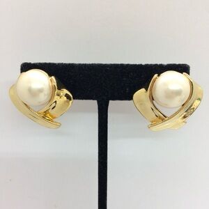 VINTAGE 80S 90S MARVELLA FAUX PEARL GOLD TONE EARRINGS PIERCED MOGUL RUWNAY